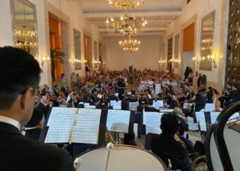 Turistas disfrutan Concierto de la Filarmónica de Acapulco en el inicio de Vacaciones