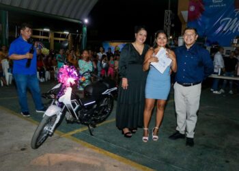 Javier Aguilar “El Tocumbo” festeja a las mamás de Petatlán