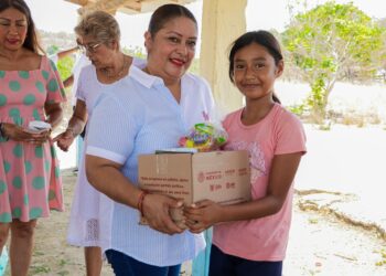 Gobierno municipal de Petatlán entregan desayunos escolares