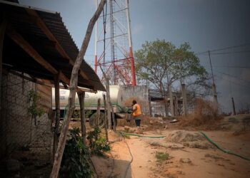 Gobierno municipal de Petatlán dota de agua en pipa a colonias en desabasto