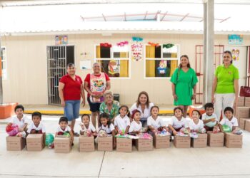 DIF Petatlán entrega en escuelas, 600 desayunos calientes y fríos