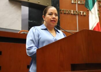 LLAMA CONGRESO A GOBIERNOS ESTATAL Y MUNICIPALES PARA DOTAR DE ÚTILES Y UNIFORMES GRATUITOS A ESTUDIANTES DEL NIVEL BÁSICO