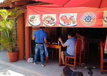 Restaurantes adecuan horarios por temporada baja, otros cierran por remodelación