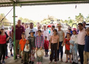 Con apoyo del gobierno del estado regresan familias desplazadas a su comunidad en La Sierra de Tierra Caliente