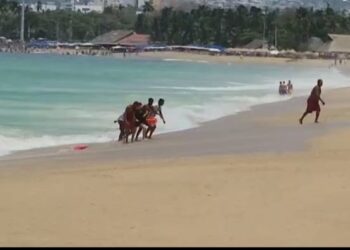 Salvavidas de la Promotora de Playas rescatan a bañista adolescente en playa de Acapulco