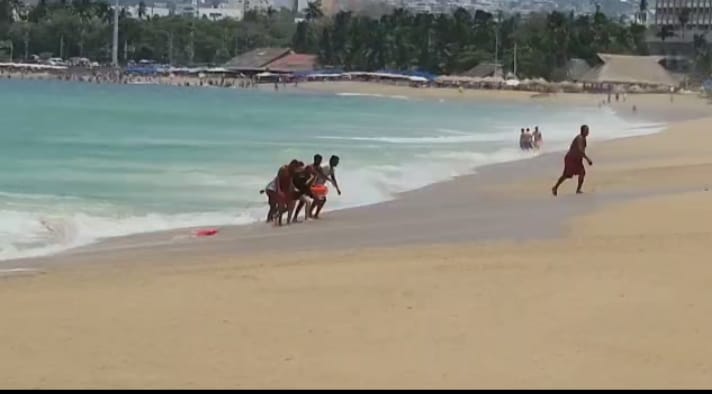salvavidas_Rescata_acapulco_.jpg salvavidas_Rescata_acapulco_.jpg