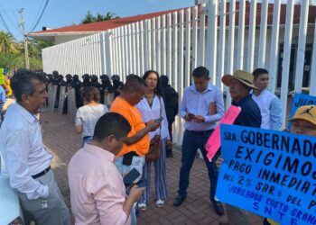Envían antimotines a jubilados por toma en Finanzas Zihuatanejo 