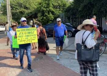 Sigue la protesta de maestros jubilados en Zihuatanejo 