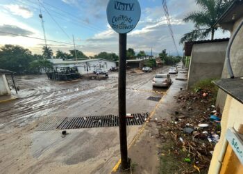 Lluvia atípica en Petatlán provoca inundaciones sin causar daños , informa el presidente municipal