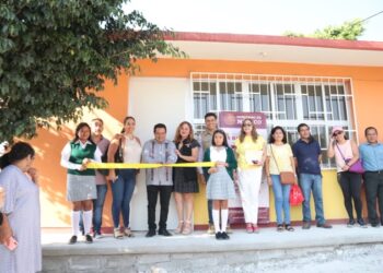 Comité Escolar de madres y padres de familia presenta a Iván Hernández Díaz, resultados de la aplicación del recurso del programa “La Escuela es Nuestra” en Secundaria de Chilpancingo