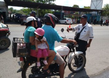 Informan preventivamente a motociclistas que no usan casco en Petatlán