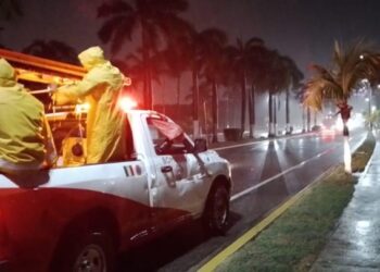 Personal de Protección Civil Estatal realiza recorridos preventivos en zonas de alto riesgo por lluvia en Acapulco