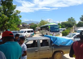 Bloquean pobladores de 43 comunidades de la sierra la carretera Zihuatanejo-Acapulco