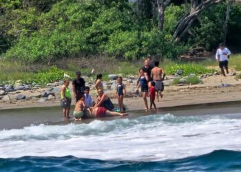 En hechos distintos, 5 turistas son rescatados de ahogarse