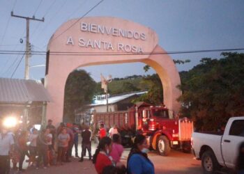 Mantienen bloqueo en carretera Acapulco-Zihuatanejo y advierten la creación de una guardia rural en la sierra de Tecpan