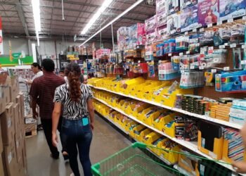 Padres buscan precios bajos en útiles escolares