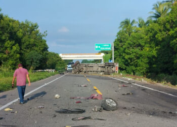 Muere una persona y cierran carretera; tras choque la Siglo XXI en El Naranjito