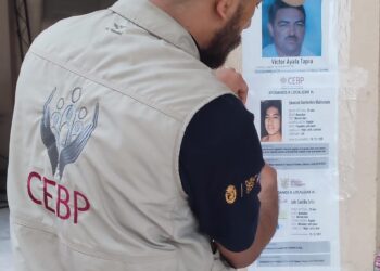 CEBP pega fichas de personas desaparecidas en Zihuatanejo