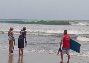 Fenómeno de mar de fondo afecta las costas de Guerrero