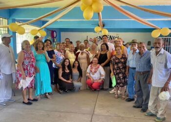 Presidenta del DIF Municipal Rebeca Núñez coronó reina de la tercera edad en Petacalco