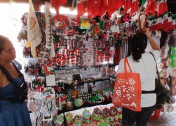 Verde, blanco y rojo; comienza la venta de artículos patrios