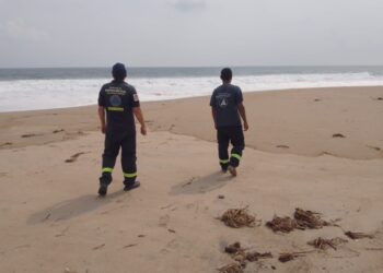 SGIRPCGRO refuerza vigilancia en playas del estado por presencia de alto oleaje a causa del fenómeno de mar de fondo