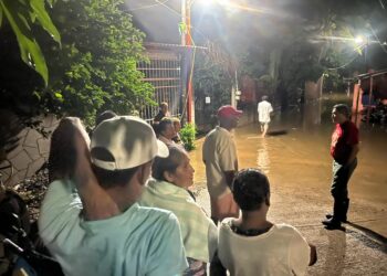 Evacuan a habitantes por desborde del  río en Coyuca de Benítez