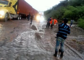 Parada circulación en la Siglo XXI, por derrumbe en Infiernillo