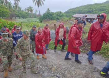 Recorren Evelyn Salgado y el secretario de Marina, Rafael Ojeda la zona afectada por lluvias generadas por “Max”