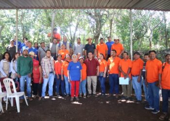 Entrega Iván Hernández Díaz tarjetas a beneficiaros del Programa Sembrando Vida en Quechultenango