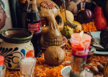 Con dolor y alegría, familias recuerdan a sus muertos