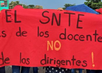 Por cinco horas, maestros del SNTE bloquean carretera en La Unión; exigen mejoras laborales