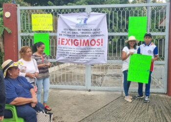 Padres de familia en secundaria “Moisés Saénz” toman delegación