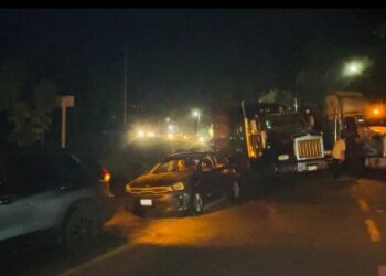 Pobladores de la sierra bloquean carretera Acapulco-Zihuatanejo exigen seguridad