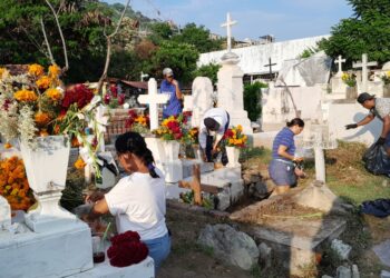 De vividos colores, se pintan los panteones en Zihuatanejo