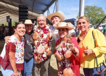 Evelyn Salgado y AMLO realizan gira de trabajo en Tierra Caliente
