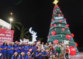 La gobernadora Evelyn Salgado enciende en Acapulco el tradicional árbol navideño de FEMSA