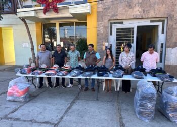 Presidente Crescencio Reyes cierra 2023 entregando patrullas y uniformes a personal de Seguridad Pública