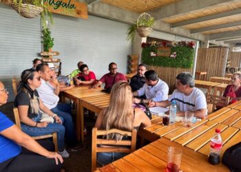 Acuerda Ludwig Reynoso con locatarios del Parque Papagayo la realización de la Villa Navideña