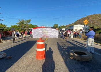 Por tres horas, maestros y alumnos bloquean 11 puntos en Guerrero, exigen a la gobernadora avala nueva universidad