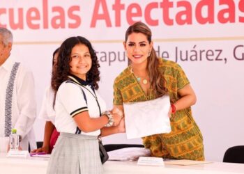 Entrega Evelyn Salgado uniformes, kits de limpieza y libros de texto gratuitos en escuelas afectadas por el Huracán Otis