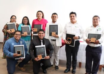 Reconoce SEG a 11 docentes de media superior por práctica educativa
