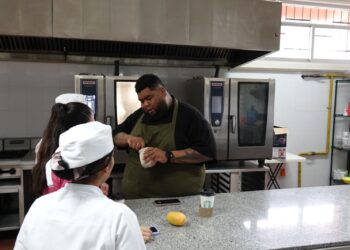Capacita reconocido chef internacional a estudiantes de gastronomía de la UTCGG