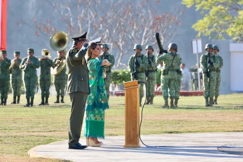 JUNTAS-JUNTOS-EVELYN-SALGADO-ANIVERSARIO-BANDERA-GOB.jpg