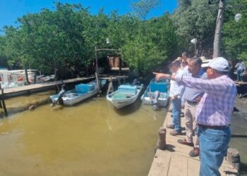 Titular de Semaren, recorre bahía de Zihuatanejo y revisa laguna Las Salinas