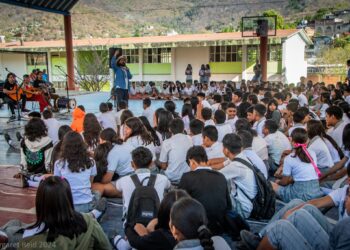 Proyecto PRISMA llega a escuelas de Zihuatanejo, fomentando la música entre estudiantes
