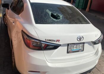 Rompen parabrisas de al menos 14 vehículos en el centro de Zihuatanejo
