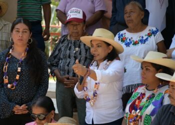 En Iliatenco, Beatriz Mojica se compromete a impulsar la producción de café en la región