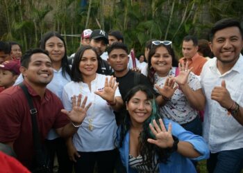 Dialoga Beatriz con jóvenes en Acapulco; “las campañas ya no son como antes”, les dice