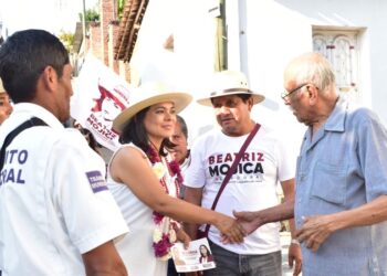 Recibe Bety Mojica, respaldo de habitantes de Juchitán e Igualapa